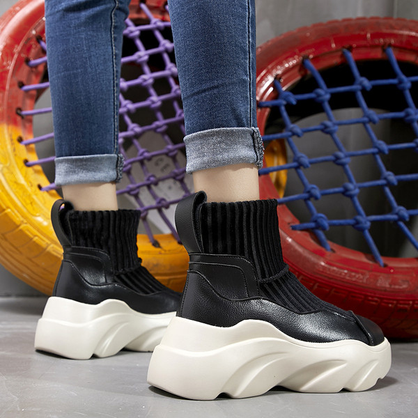 Спортни дамски боти с груба подметка в черен и бял цвят