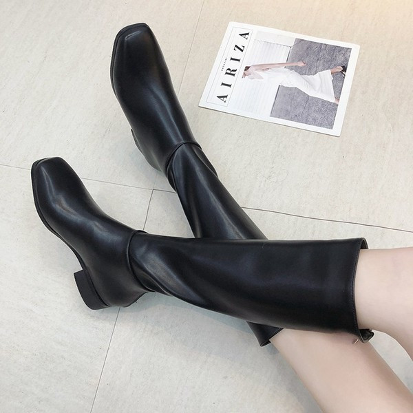 Стилни дамски ботуши от еко кожа с цип в черен цвят