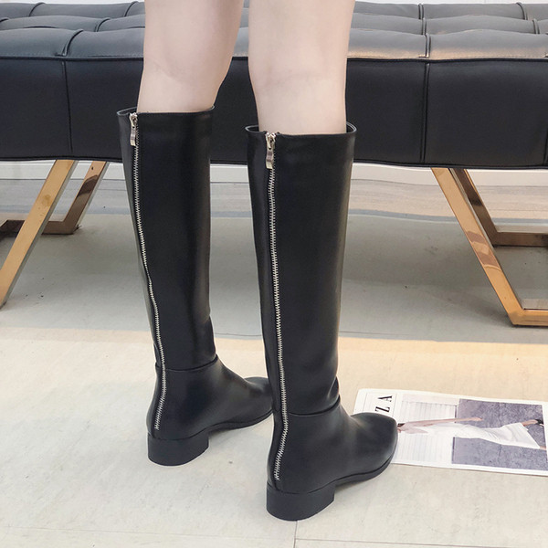 Стилни дамски ботуши от еко кожа с цип в черен цвят