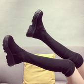 Alkalmi női csizma durva talppal, fekete és piros színben