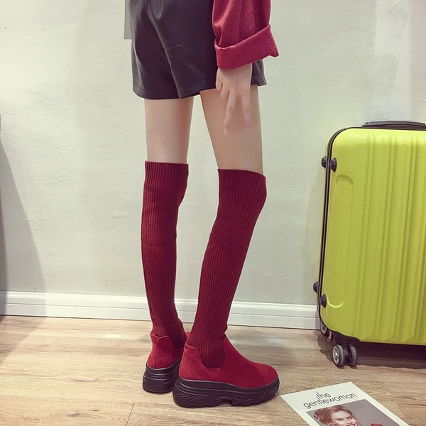 Alkalmi női csizma durva talppal, fekete és piros színben