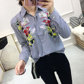 Modern női csíkos ing színes hímzéssel