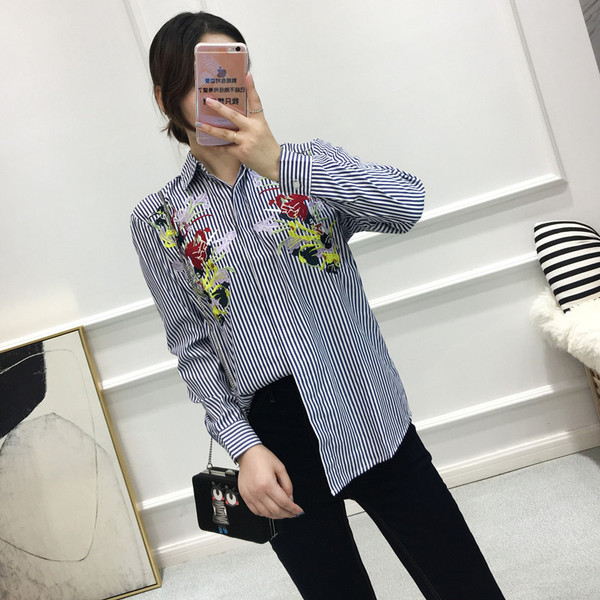 Modern női csíkos ing színes hímzéssel