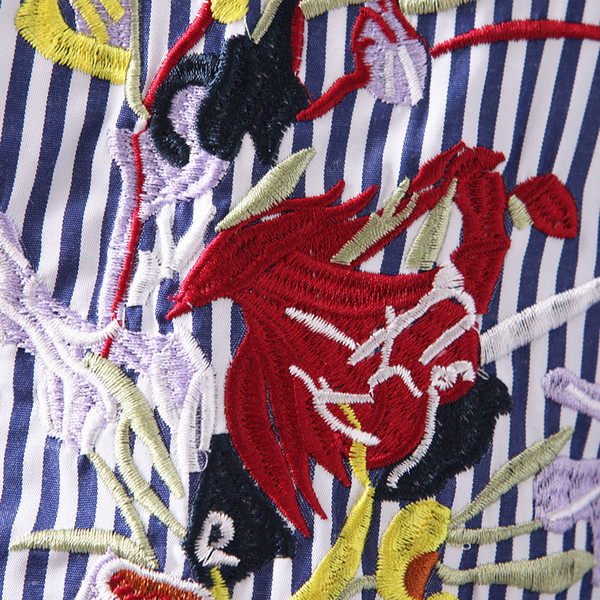 Modern női csíkos ing színes hímzéssel