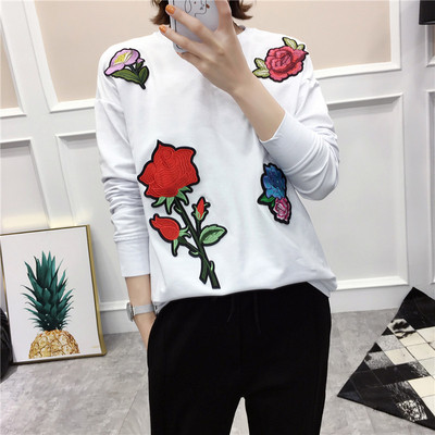 Bluză de damă modernă cu broderie colorată în negru, alb și roz