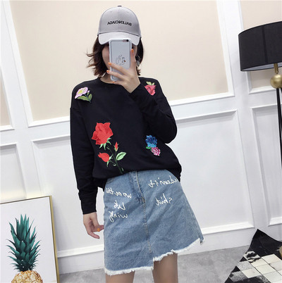 Bluză de damă modernă cu broderie colorată în negru, alb și roz