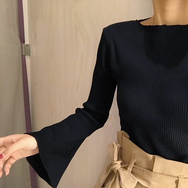 Модерен дамски пуловер с широки ръкави в черен и бял цвят