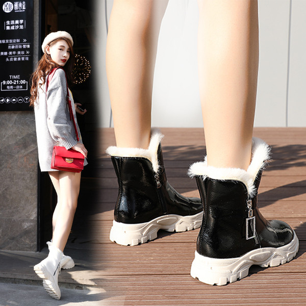 Зимно дамски боти с цип в черен и бял цвят