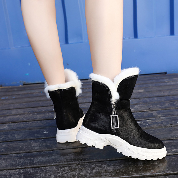 Модерни дамски боти за есента и зимата в два цвята