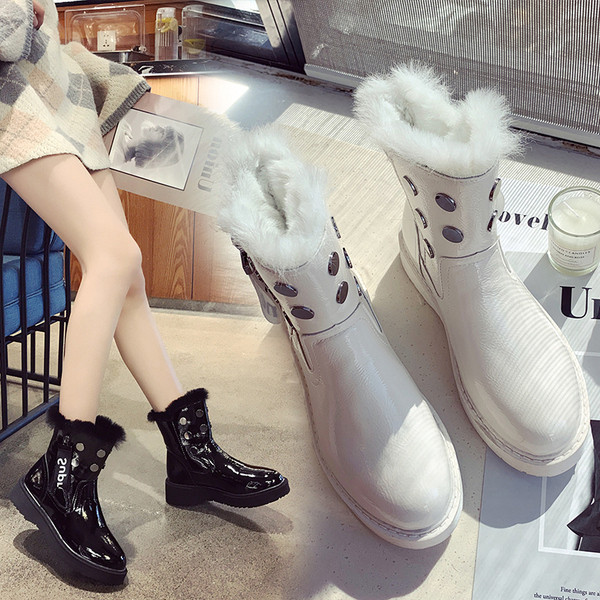 Зимни дамски ботуши в бял и черен цвят от еко кожа