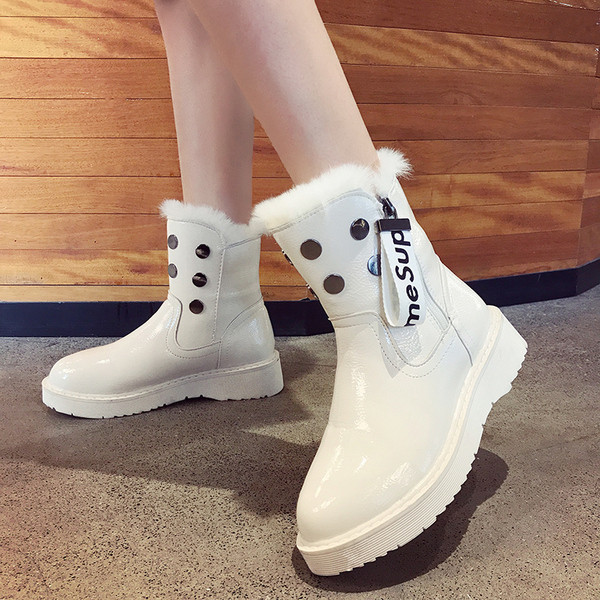 Зимни дамски ботуши в бял и черен цвят от еко кожа