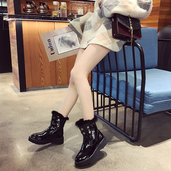 Зимни дамски ботуши в бял и черен цвят от еко кожа