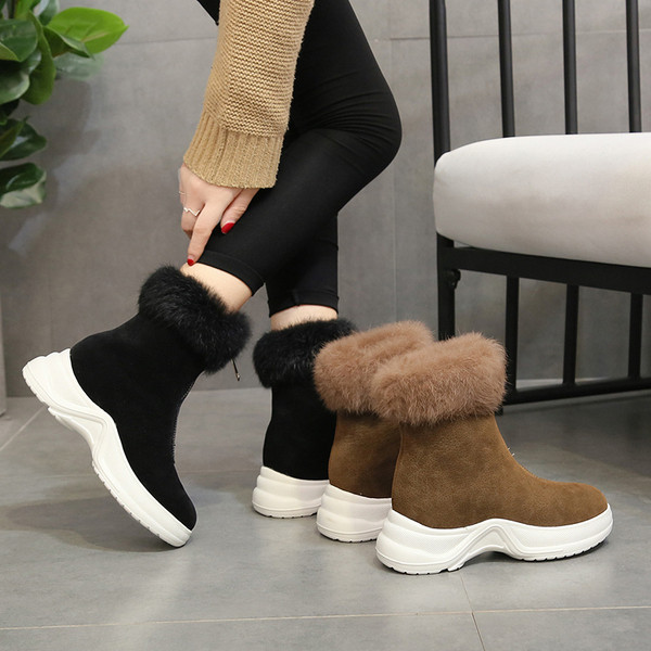 Stílusos női csizma cipzárral és pehelyszínnel fekete és barna színben