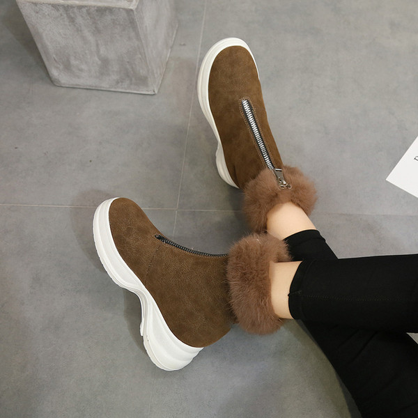 Stílusos női csizma cipzárral és pehelyszínnel fekete és barna színben