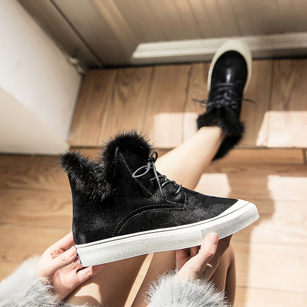 Ежедневни дамски боти за зимата в черен цвят с пух в два модела