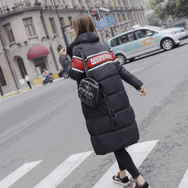 Ежедневно дамско зимно яке с висока яка и надпис в няколко цвята