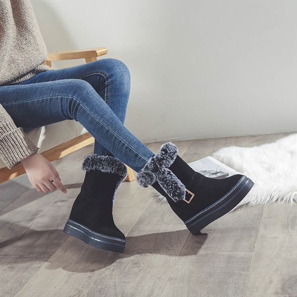 Зимни дамски боти в кафяв и черен цвят с пух