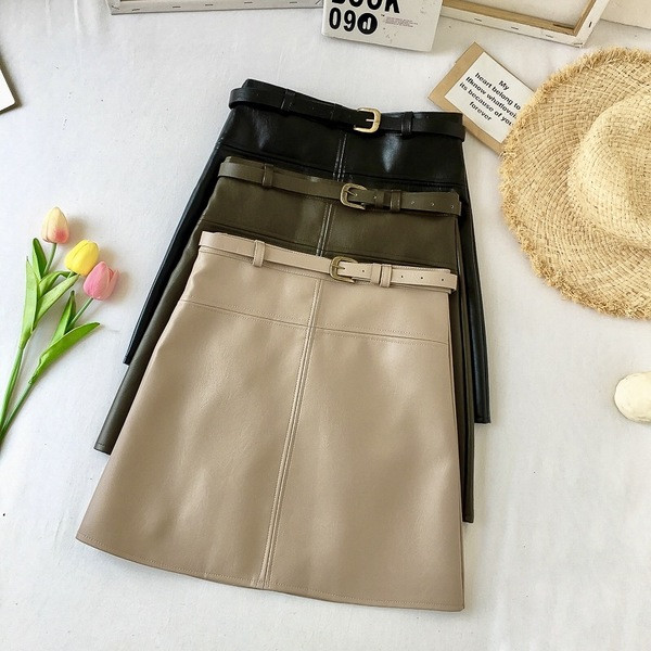 Дамска пола в три цвята с колан