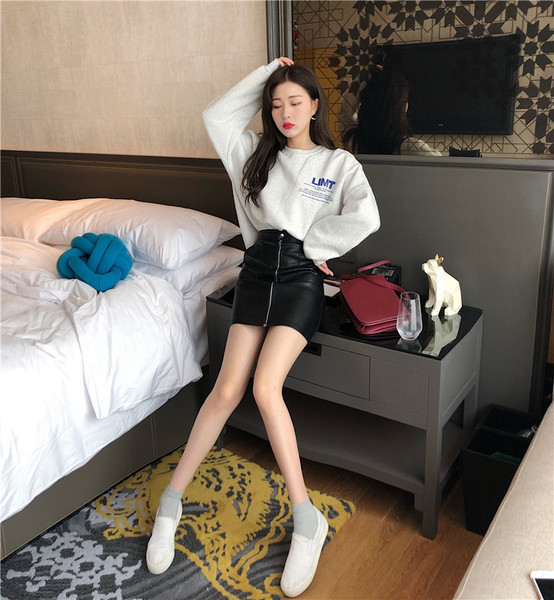 Модерна дамска пола в черен цвят с цип