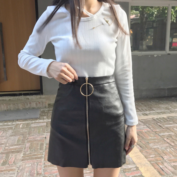 Актуална дамска пола в черен цвят