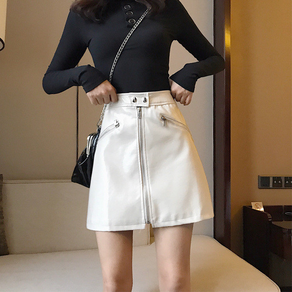 Стилна дамска пола в черен и бял цвят