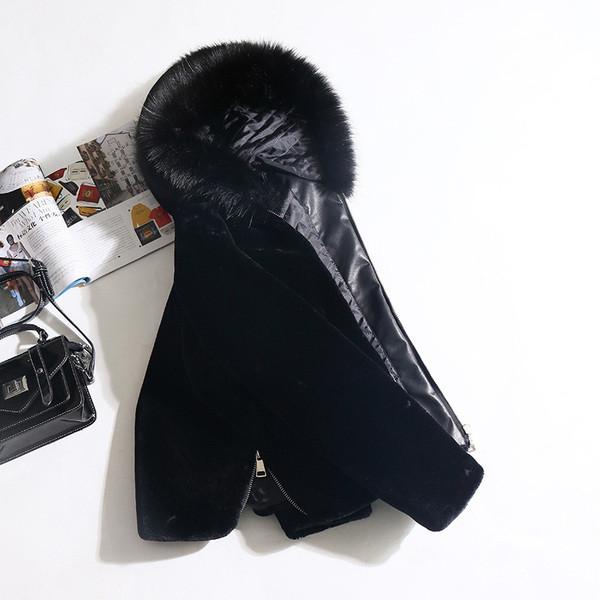 Късо дамско меко палто с качулка и пух в черен цвят