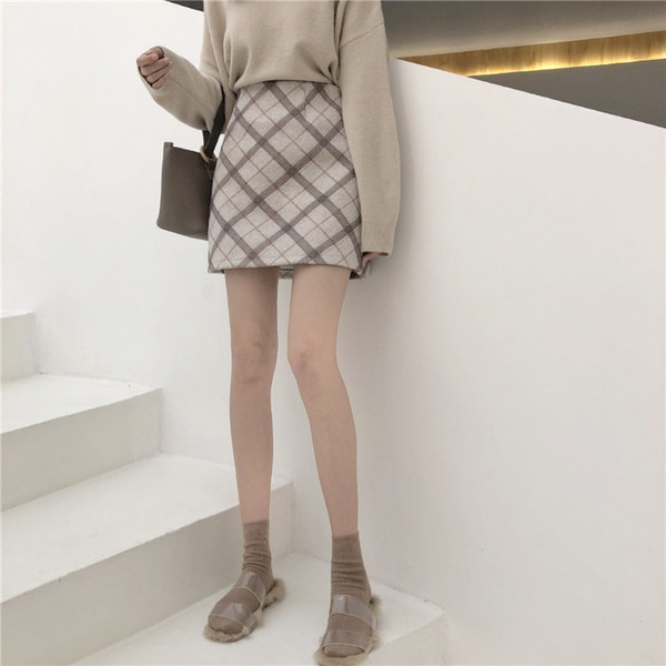 Дамска модерна пола в светъл цвят