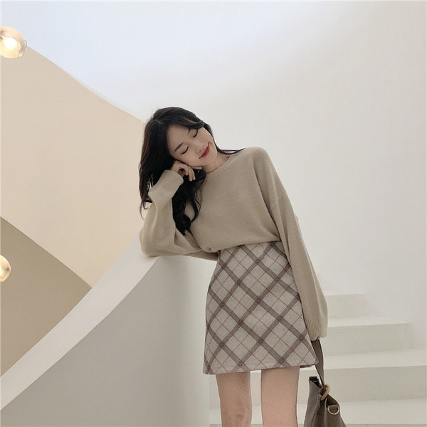 Дамска модерна пола в светъл цвят