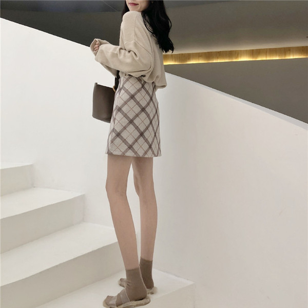 Дамска модерна пола в светъл цвят