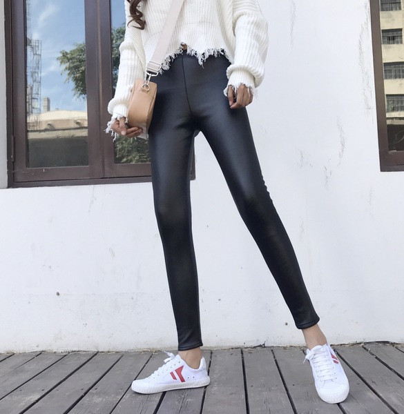 Дамски кожен клин в черен цвят