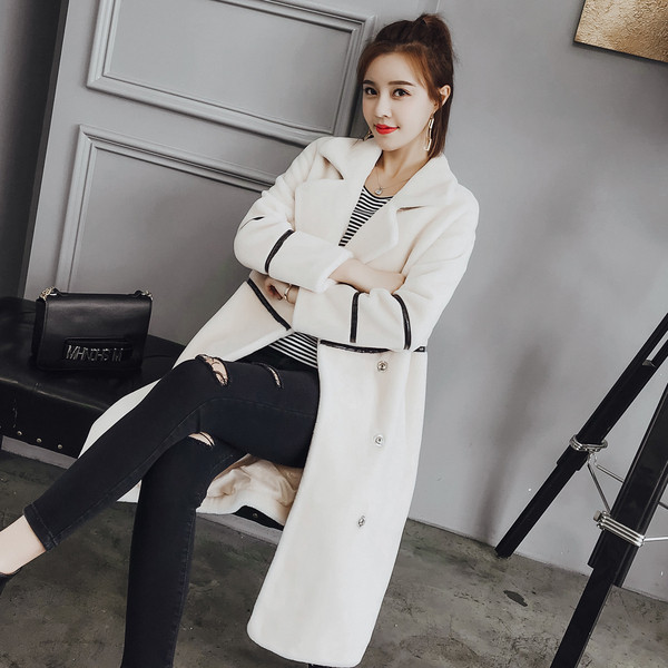 Стилно дамско палто дълъг модел в бял и черен цвят