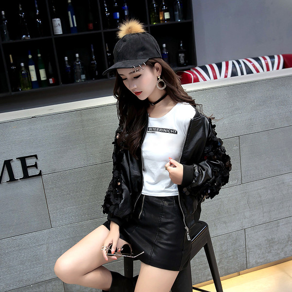 Модерно дамско яке от еко кожа с пайети на ръкавите в черен цвят