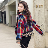 Модерно дамско карирано палто - къс модел