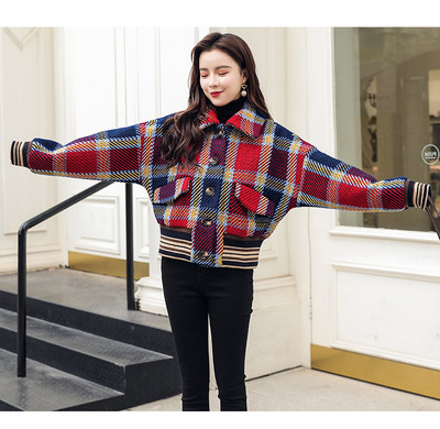 Модерно дамско карирано палто - къс модел