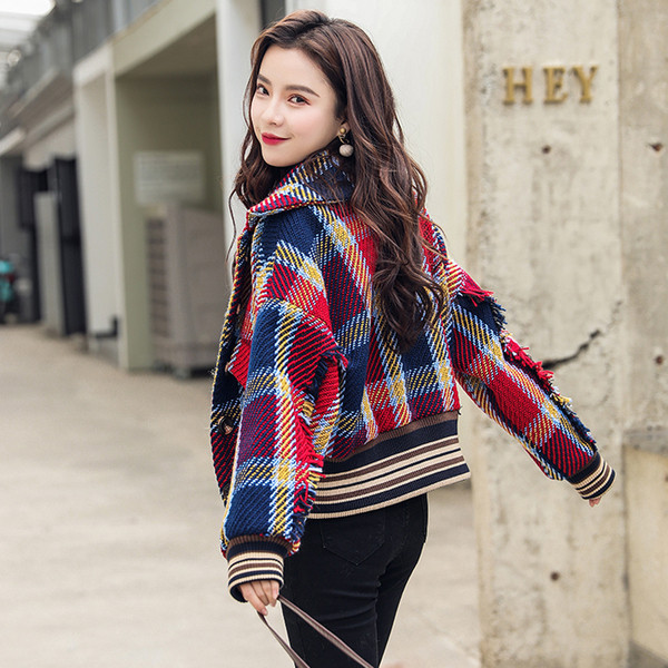 Модерно дамско карирано палто - къс модел 