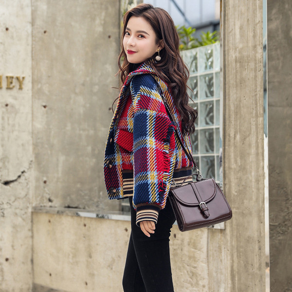 Модерно дамско карирано палто - къс модел 