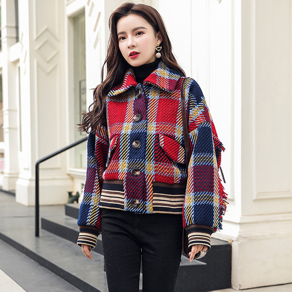 Модерно дамско карирано палто - къс модел 