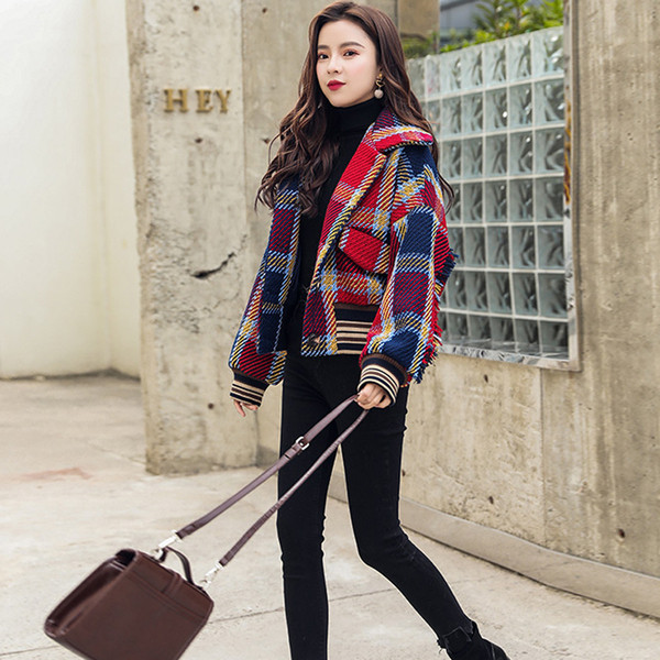 Модерно дамско карирано палто - къс модел 