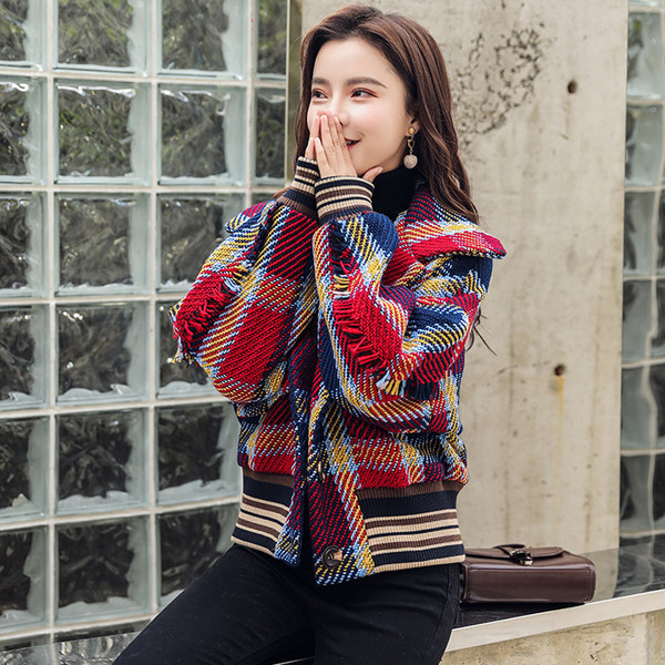 Модерно дамско карирано палто - къс модел 