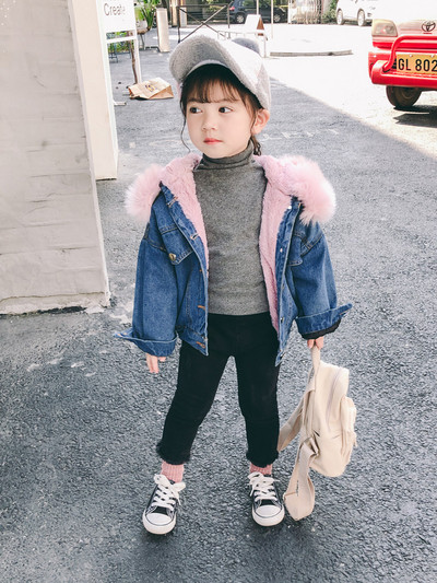 Gyermek farmerdzseki puha béléssel és kapucnival, fekete-kék pehelyszínnel