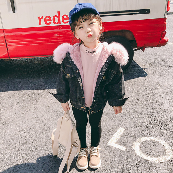 Gyermek farmerdzseki puha béléssel és kapucnival, fekete-kék pehelyszínnel