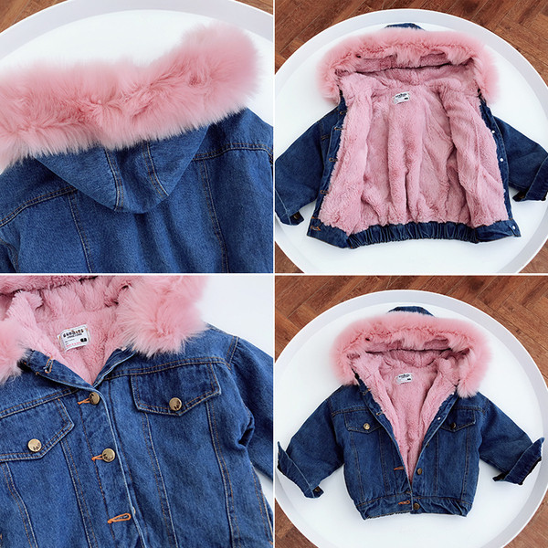 Gyermek farmerdzseki puha béléssel és kapucnival, fekete-kék pehelyszínnel