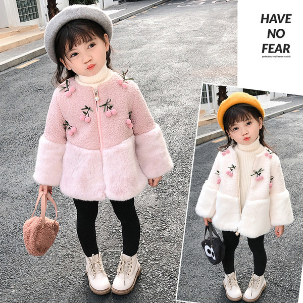 Стилно детско палто с пух и 3D декорация в розов и бял цвят