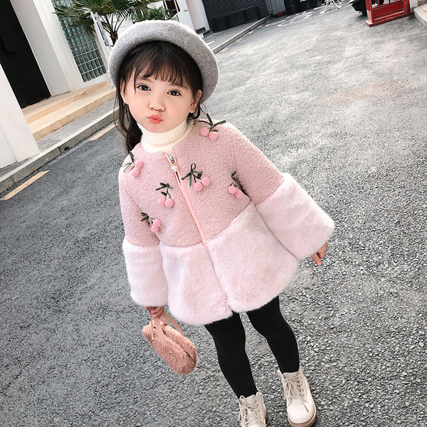 Стилно детско палто с пух и 3D декорация в розов и бял цвят