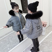 Карирано детско яке с качулка и пух в черно-бял цвят