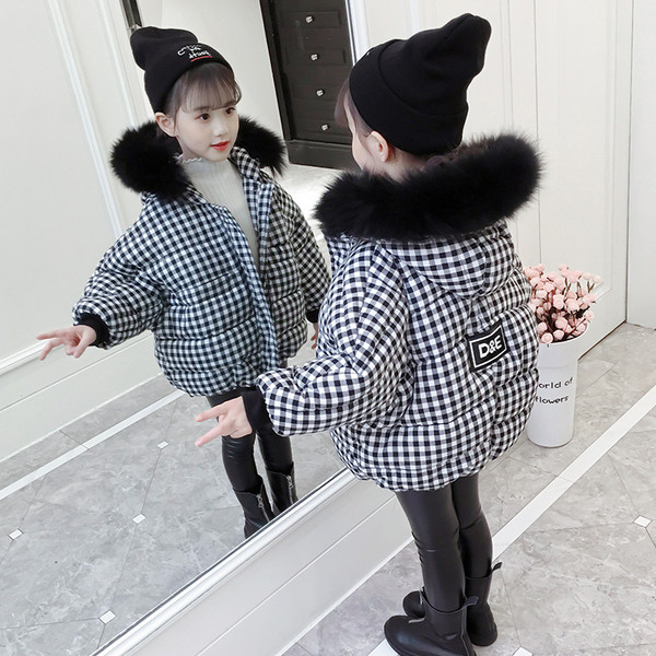 Карирано детско яке с качулка и пух в черно-бял цвят