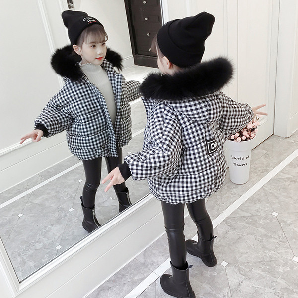 Карирано детско яке с качулка и пух в черно-бял цвят