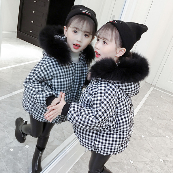 Карирано детско яке с качулка и пух в черно-бял цвят