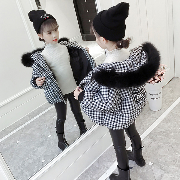 Карирано детско яке с качулка и пух в черно-бял цвят