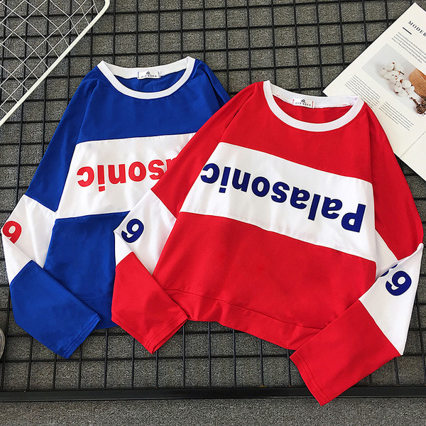 Ежедневна дамска блуза с цветни надписи в два цвята 